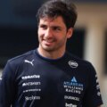 C'est la maison de Carlos Sainz Jr. où il se reposera pour la course de Madring : béton, grandes fenêtres et panneaux coulissants