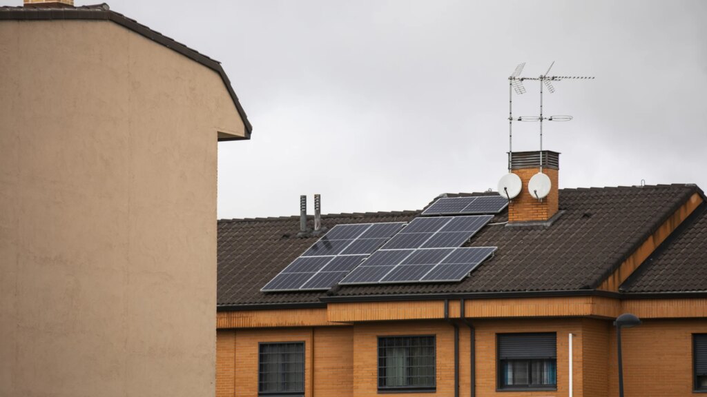 Carlos Lull, électricien et technicien en énergie solaire, sur le calcul d'une installation de panneaux solaires : "Il faut regarder les kilowattheures consommés, pas les euros que nous avons payés"