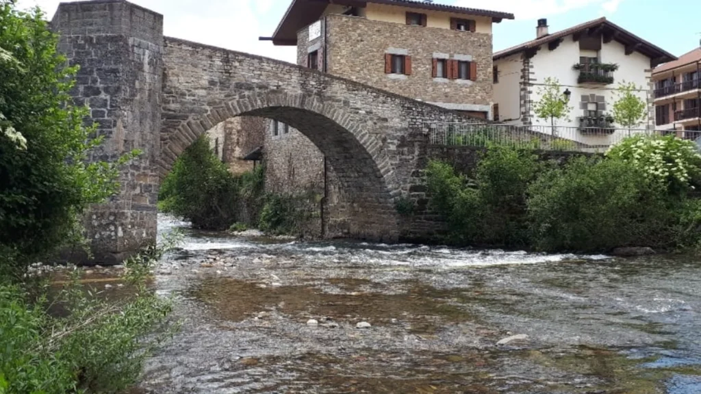 En 1097, Pierre Ier fit don de cette ville de Navarre à Pampelune : 929 ans plus tard, les habitants continuent d'emmener leurs animaux sur son célèbre pont pour les soigner.