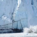En 1977, ils ont transporté un bloc de glace vieux de 10 000 ans de l'Alaska vers l'Iowa pour résoudre un problème assez courant dans la région.