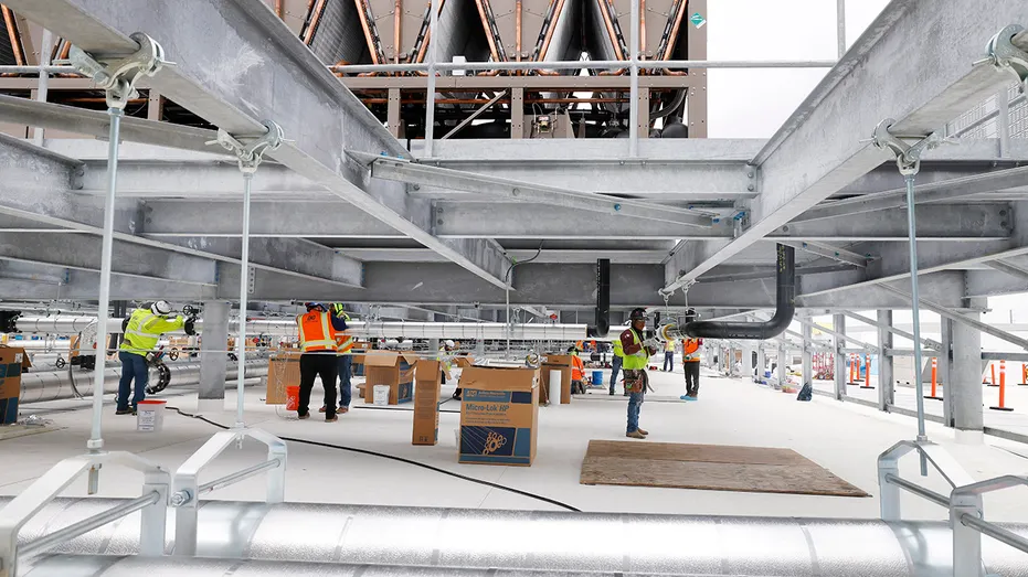 Travailleurs sur un chantier de construction de centre de données