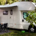 Il a installé une caravane dans le jardin pour héberger temporairement son fils, mais quatre mois plus tard, il a reçu une lettre de la mairie.