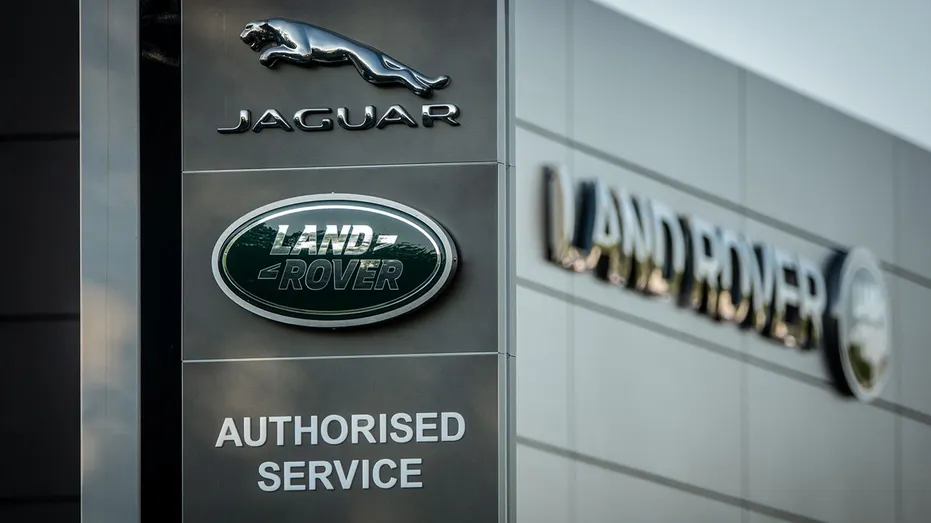 Logo Land Rover affiché chez un concessionnaire automobile Jaguar Land Rover