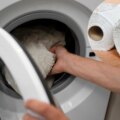 Placer du papier essuie-tout à l'intérieur de la machine à laver : à quoi ça sert et pourquoi certains experts le recommandent