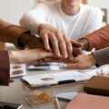 Que signifie le proverbe coréen : « Même une feuille de papier est plus légère lorsqu'elle est soulevée par deux personnes »