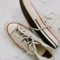Selon la psychologie, porter des chaussures sales n’est pas toujours une question de paresse, mais plutôt le nettoyage n’est tout simplement pas une priorité.