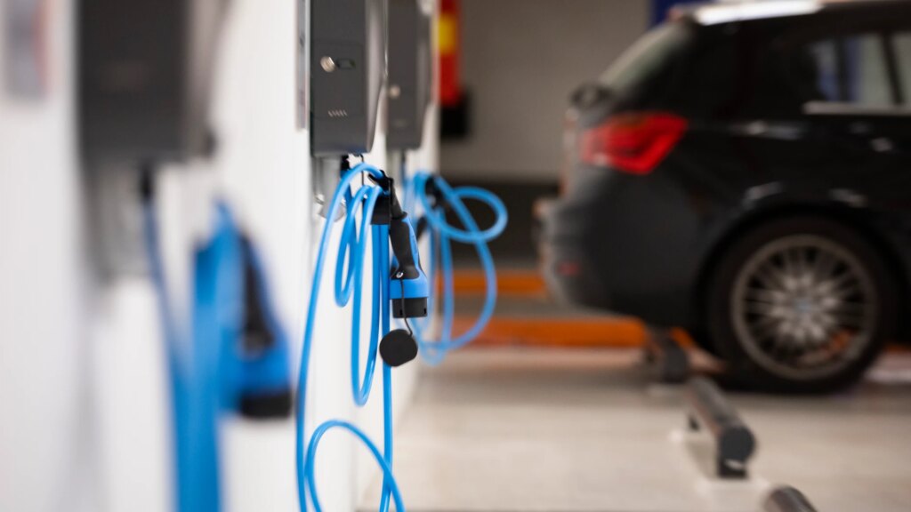Si votre voisin recharge sa voiture électrique avec la lumière du garage communautaire, la loi horizontale sur la propriété précise qui doit payer.