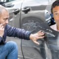 Un conseiller en assurance vous explique la marche à suivre si votre voiture est heurtée et que le responsable s'enfuit : « Votre assureur finira par payer »
