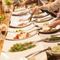 Un influenceur chinois, banni d'un buffet à volonté pour avoir mangé 4 kilos de crevettes : « Je peux en manger beaucoup, est-ce ma faute ? »