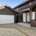 Un propriétaire construit un garage à quatre poteaux à côté de la clôture de son terrain et, 13 ans plus tard, se retrouve confronté à un litige avec le nouveau voisin.
