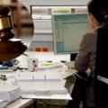 Une employée administrative obtient une invalidité permanente totale en raison d'une maladie de la main après que l'INSS la lui a refusée