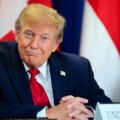 Trump signe un décret rebaptisant l'IA « super intelligence » alors que les titans de la technologie signent un accord séparé sur l'IS