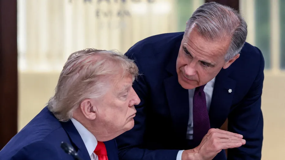 Le président américain Donald Trump s'entretient avec le Premier ministre canadien Mark Carney lors d'un déjeuner de travail avec les dirigeants du G7 et du Moyen-Orient, à Evian-les-Bains, en France, le 16 juin 2026.