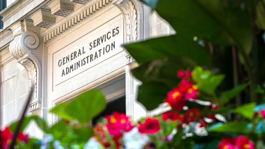 L'extérieur du bâtiment de l'Administration des Services Généraux.