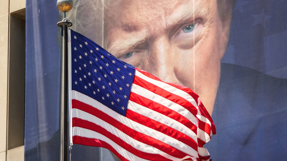 Une banderole avec un portrait du président américain Donald Trump est affichée sur la façade du bâtiment Frances Perkins du ministère du Travail des États-Unis, le 30 mai 2026.