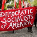 Un immigrant qui a défendu le rêve américain contre le socialisme riposte aux critiques et prévient : « Ne vous laissez pas berner »