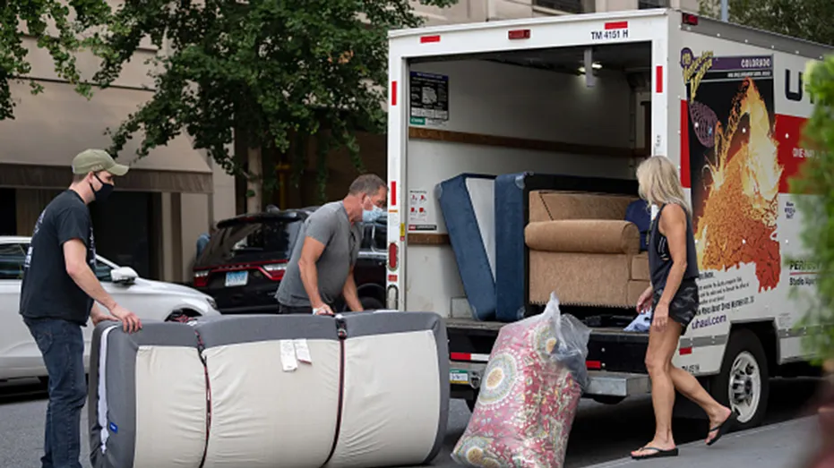 Personnes chargeant un U-haul
