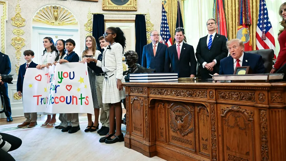 Des enfants brandissent une banderole célébrant les comptes Trump à la Maison Blanche.