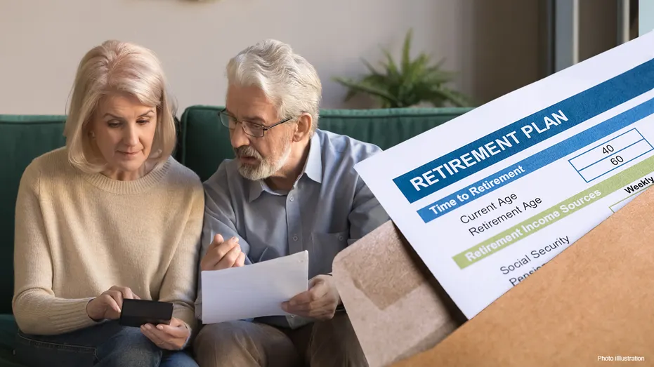 Un couple âgé discutant de formulaires avec une superposition de documents de régime de retraite
