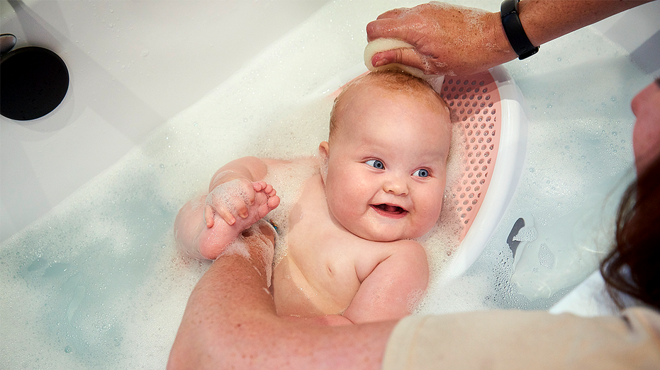 Petite fille dans un siège de bain