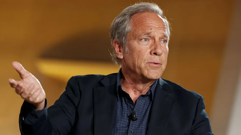 Mike Rowe parle sur un panel