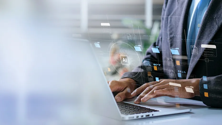 Les hommes d'affaires utilisent l'intelligence artificielle (IA) dans les systèmes de gestion de documents, les bases de données de documentation en ligne et les systèmes ou logiciels de stockage de fichiers numériques pour archiver efficacement les données de l'entreprise.