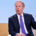 Le président de Microsoft affirme que l'IA est confrontée à moins de règles de sécurité que le lait dans un appel à une réglementation mondiale