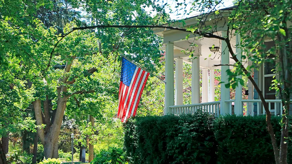 Un drapeau américain devant une maison