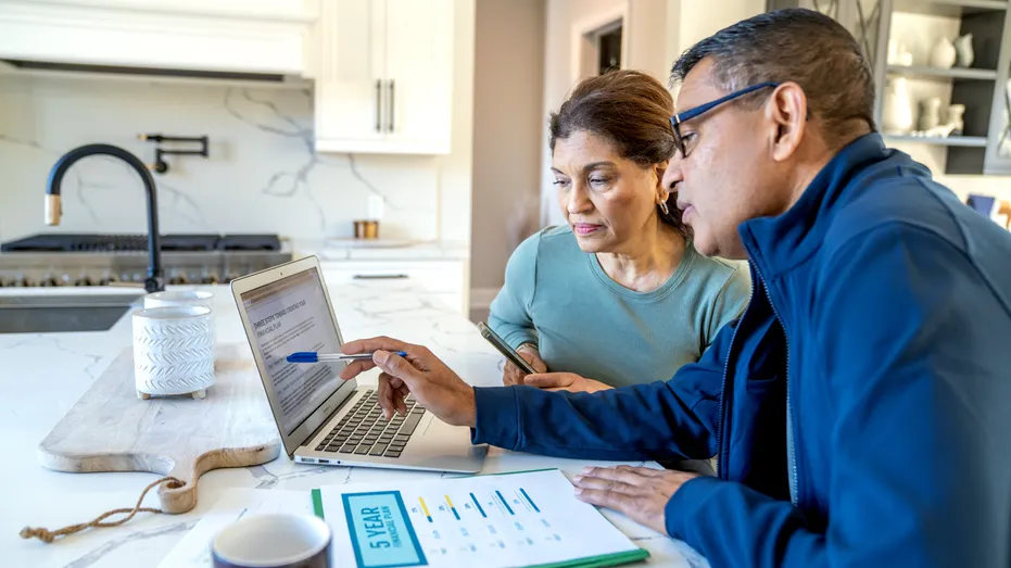 Une femme et conseillère financière à domicile.
