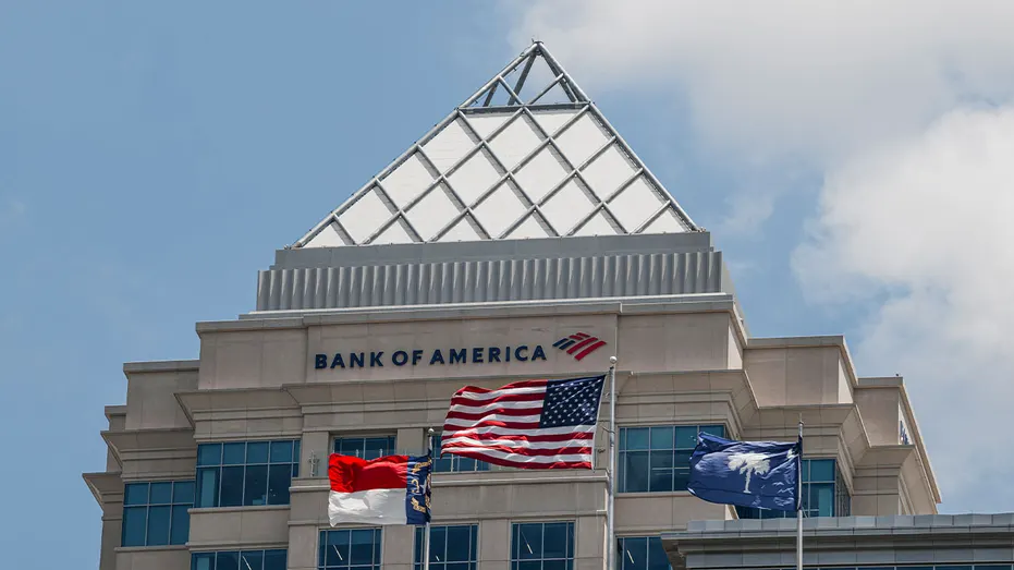 Signalisation de la Bank of America et drapeau américain sur un bâtiment à Charlotte, Caroline du Nord