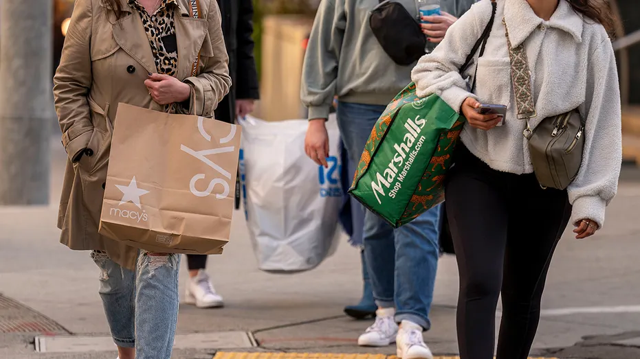 Les acheteurs portent des sacs Macy's, Marshalls et Ross