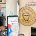 Le Trésor présente une nouvelle pièce d'un dollar Trump et exhorte les Américains à la dépenser dans les cafés libéraux