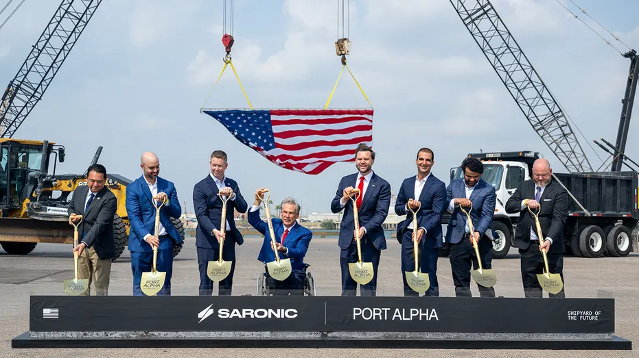 Le vice-président Vance assiste à l'inauguration des travaux du chantier naval du Texas