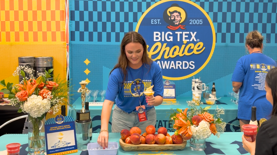 Josie May Nevins fait partie des vendeurs de produits alimentaires qui contribuent à alimenter la réputation de la Foire de l'État du Texas en matière de nourriture équitable inventive et extravagante.