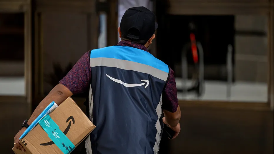 Un employé d'Amazon termine sa livraison en Californie