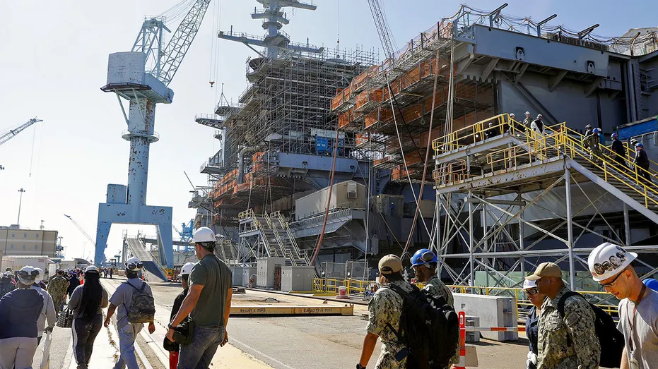 Navire en construction au Navy Yard