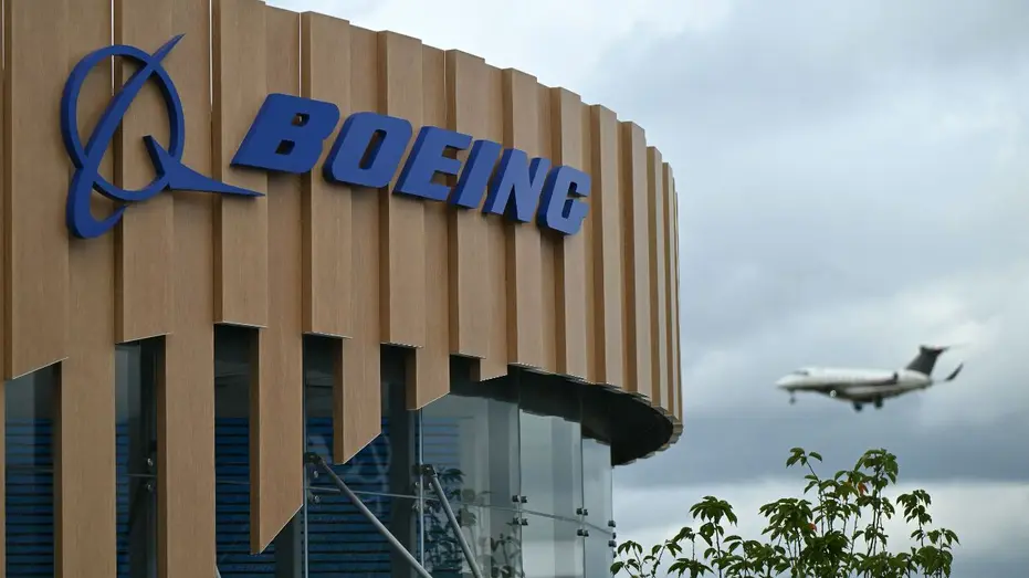 un avion passe près du bâtiment Boeing