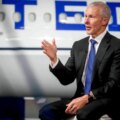 Le PDG d'United Airlines, Scott Kirby, renforce son soutien à l'impôt sur la fortune par souci d'équité.
