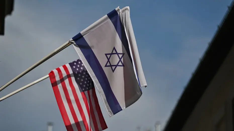 Drapeau israélien avec le drapeau américain derrière