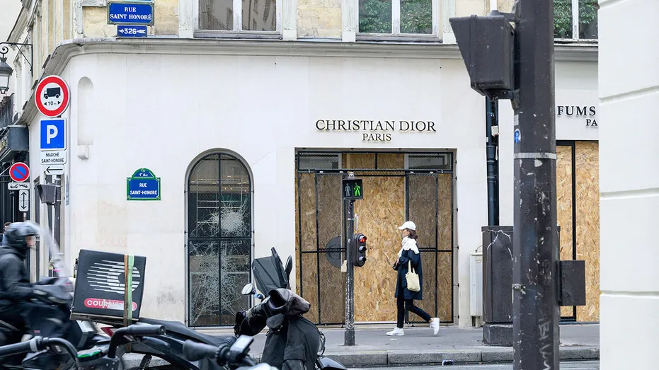 Un magasin endommagé lors des émeutes à Paris