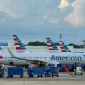 American Airlines affirme que les tarifs aériens pourraient rester élevés même si les prix du carburant baissent