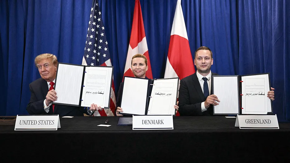 Les dirigeants des États-Unis, du Danemark et du Groenland brandissent les accords signés.