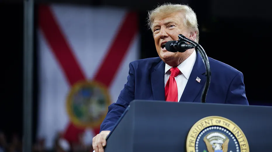 Le président Trump prononce un discours lors d'un rassemblement en Floride