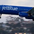 Les créanciers de JetBlue embauchent des conseillers alors que les problèmes financiers s'accentuent : rapport