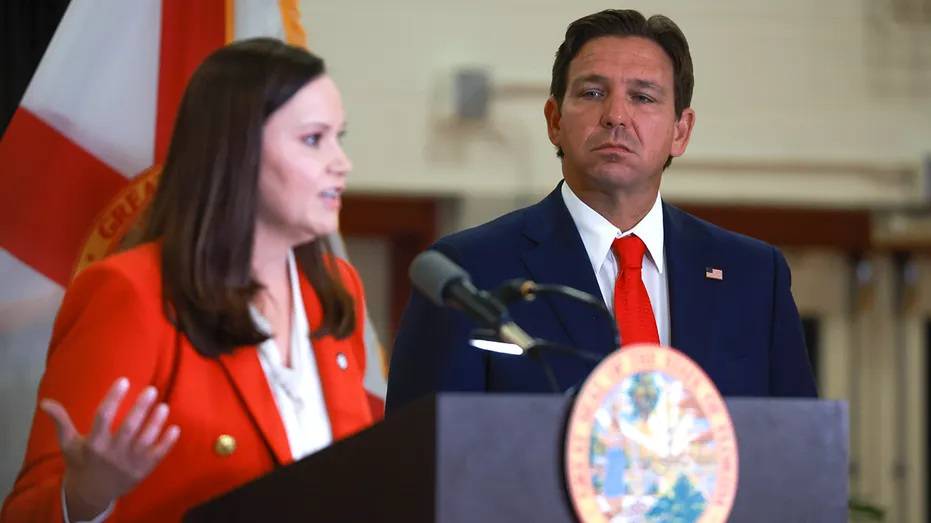 Ashley Moody et Ron DeSantis lors de la conférence de presse