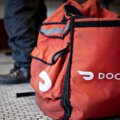 DoorDash en pourparlers avancés pour acquérir Instacart dans le cadre d'un accord potentiel de 17 milliards de dollars : rapport