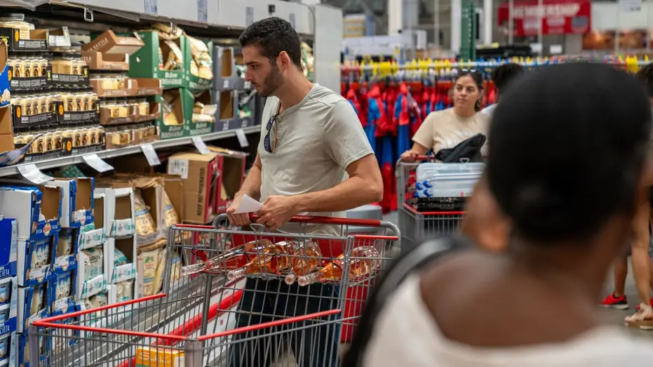 Acheteurs dans une épicerie