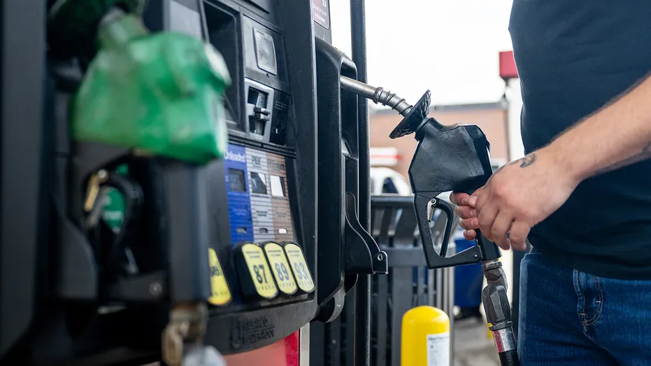 Une personne pompe de l’essence au Texas