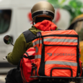 DoorDash conclut un accord de 17 milliards de dollars pour son rival Instacart en pariant sur la livraison d'épicerie