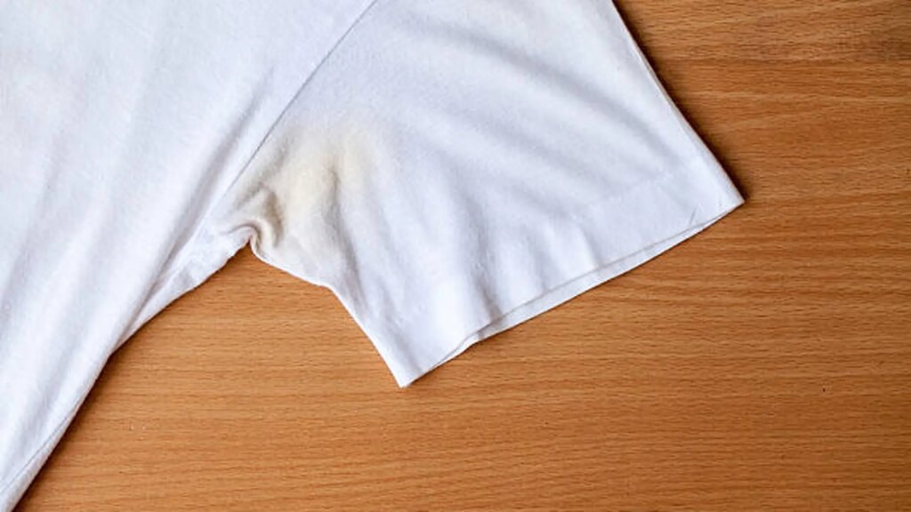 Comment récupérer des vêtements blancs jaunis avec seulement deux ingrédients